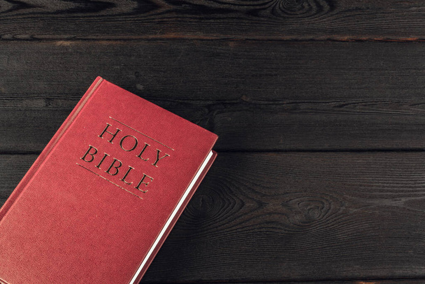 A Szent Biblia egy fa asztalon. Közelről.. - Fotó, kép