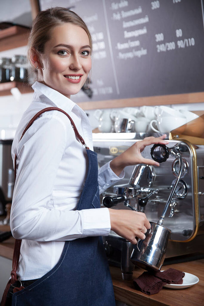  Genç barista kız kahve yapıyor. - Fotoğraf, Görsel