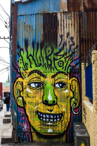 groene persoon graffiti in oud blik van valparaiso - Foto, afbeelding
