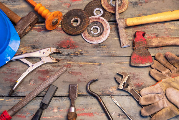 diversas herramientas metálicas para uso doméstico y para el trabajo fuera del hogar
 - Foto, Imagen