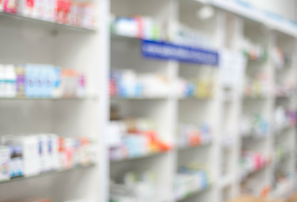 Apotheek interieur en geneeskunde plank en apotheek kasten met geneesmiddelen en drugs tabletten in de drogisterij voor de bescherming van het lichaam met wazige achtergrond. - Foto, afbeelding