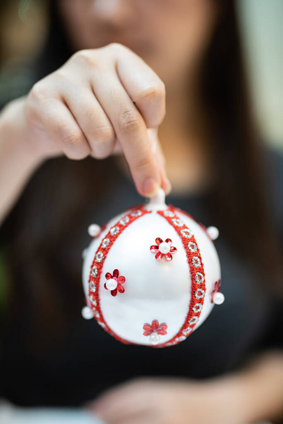 Diy hobby creativo. Hacer artesanía blanca elegante bolas de Navidad con encaje
. - Foto, imagen