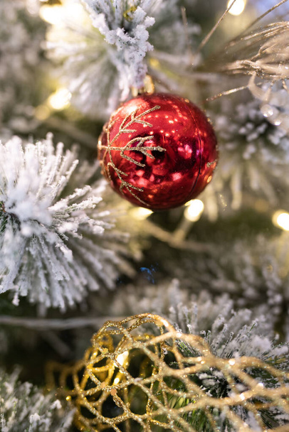 Rode kerstbal hangend aan de kerstboom - Foto, afbeelding