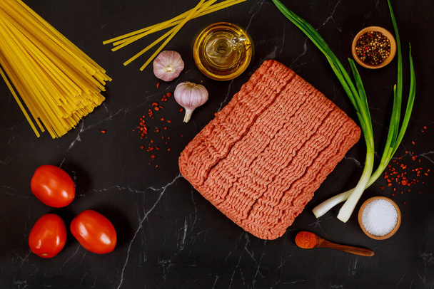 Darált marhahús, spagetti tészta, fokhagyma, paradicsom és zöldhagyma Olasz konyha - Fotó, kép