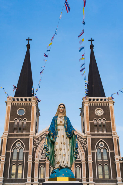 A Bem-Aventurada Virgem Maria, mãe de Jesus no céu azul, diante da Diocese Católica Romana, lugar público em Chanthaburi, Tailândia
. - Foto, Imagem