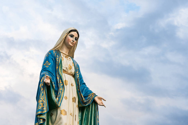 Siunattu Neitsyt Maria, Jeesuksen äiti sinisellä taivaalla, roomalaiskatolisen hiippakunnan edessä, julkinen paikka Chanthaburissa, Thaimaassa
. - Valokuva, kuva