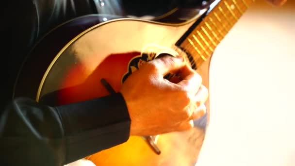 Close-up van handen van een man die gitaar speelt in Ludhiana, Punjab, India - Video