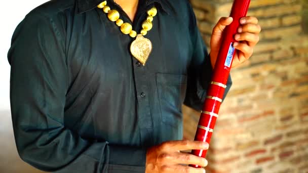 Közelkép egy férfiról, aki Tumba Beats-t játszik Ludhianában, Punjabban, Indiában. - Felvétel, videó