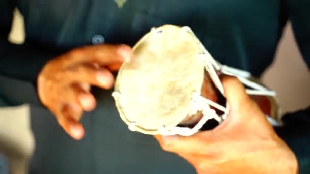 Gros plan sur les mains d'un homme jouant un petit damru à Ludhiana, au Penjab (Inde) - Séquence, vidéo