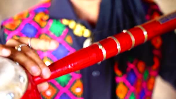 Blisko rąk człowieka grającego Tumba Beats w Ludhiana, Pendżab, Indie - Materiał filmowy, wideo
