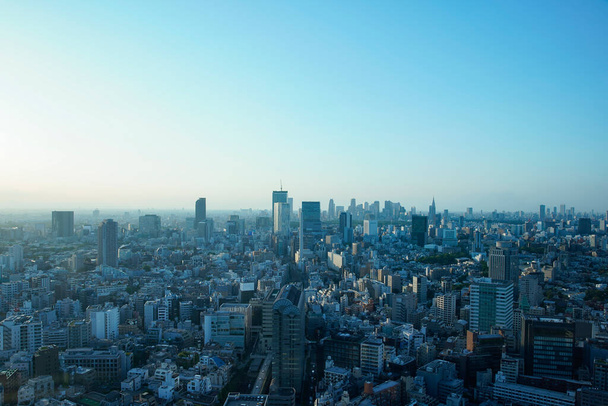 Городской пейзаж и голубое небо в солнечный день в Токио, Япония
 - Фото, изображение