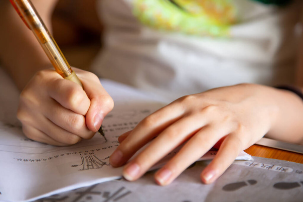 девочка делает свою школьную работу с онлайн-классом
 - Фото, изображение