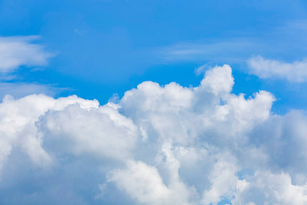 Снимки облаков и голубого неба с различными выражениями лица
 - Фото, изображение