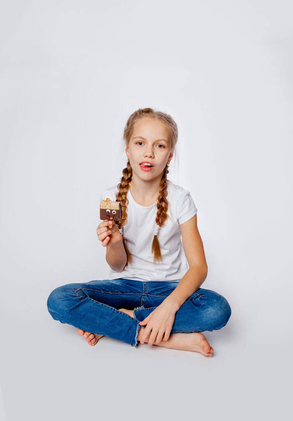 adolescente in blue jeans e t-shirt mangiare gelato
 - Foto, immagini