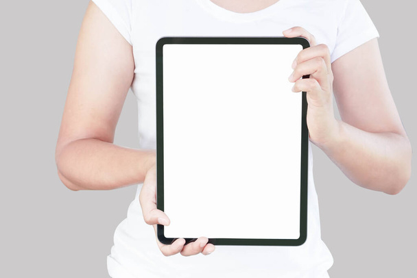 Metin veya ürün reklamcılığı kavramı için beyaz ekranlı dijital tablet bilgisayarı elinde tutan kadını kapat - Fotoğraf, Görsel