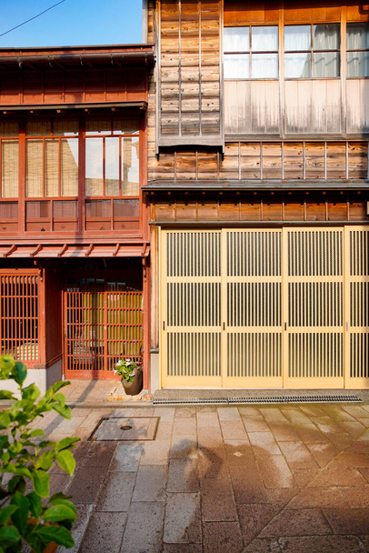 Casas japonesas antigas alinhadas no distrito de Higashi Chaya (Kanazawa, Japão
) - Foto, Imagem