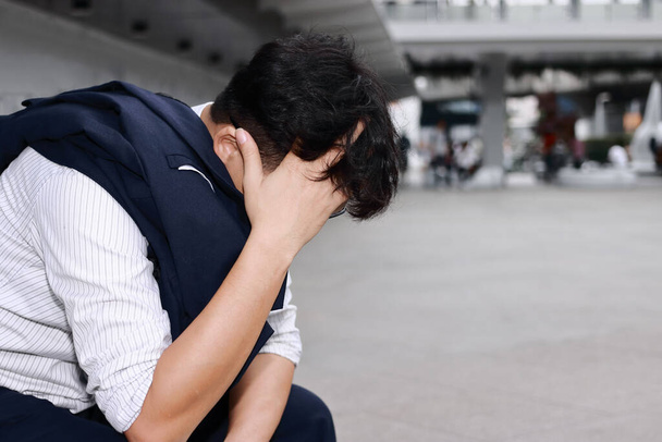 Anxiété souligné jeune homme d'affaires asiatique souffrant de graves problèmes - Photo, image