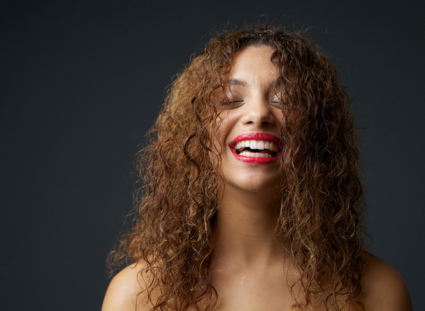 Πορτρέτο μιας νεαρής γυναίκας αφροαμερικάνων γέλιο - Φωτογραφία, εικόνα