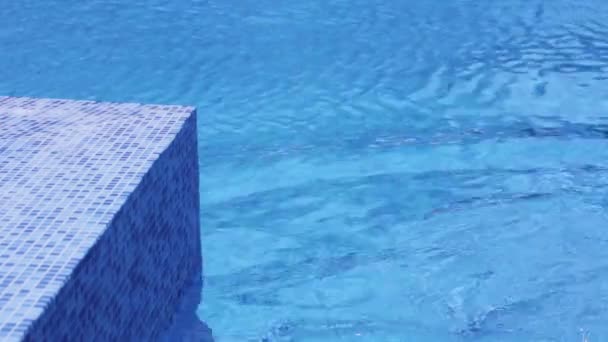 μπλε νερό στην πισίνα - Πλάνα, βίντεο