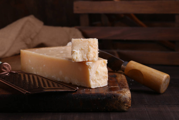 queijo parmesão duro italiano em uma mesa de madeira
 - Foto, Imagem