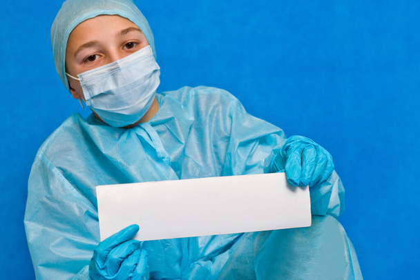 Jovem médico mostrando papel branco em branco para escrever qualquer informação
. - Foto, Imagem