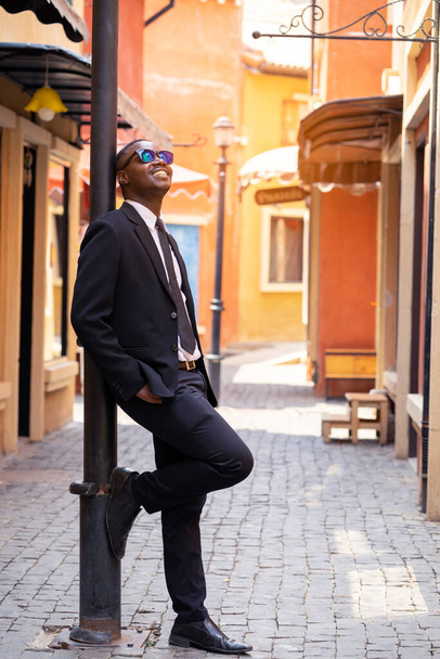 Älykäs afrikkalainen liikemies seisoo kaupungissa
 - Valokuva, kuva
