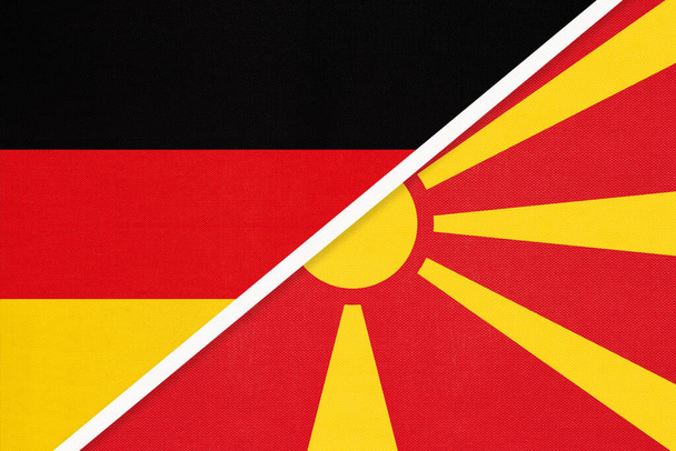 Ομοσπονδιακή Δημοκρατία της Γερμανίας εναντίον Βόρειας Μακεδονίας, σύμβολο δύο εθνικών σημαιών από ύφασμα. Σχέσεις, εταιρική σχέση και οικονομική συνεργασία μεταξύ των ευρωπαϊκών χωρών. - Φωτογραφία, εικόνα