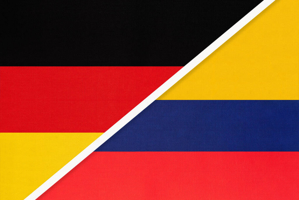 Ομοσπονδιακή Δημοκρατία της Γερμανίας κατά Κολομβίας σύμβολο δύο εθνικών σημαιών από ύφασμα. Σχέση, εταιρική σχέση και πρωτάθλημα μεταξύ ευρωπαϊκών και αμερικανικών χωρών. - Φωτογραφία, εικόνα