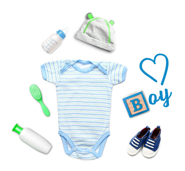 Composición con ropa de bebé y accesorios sobre fondo blanco
 - Foto, Imagen