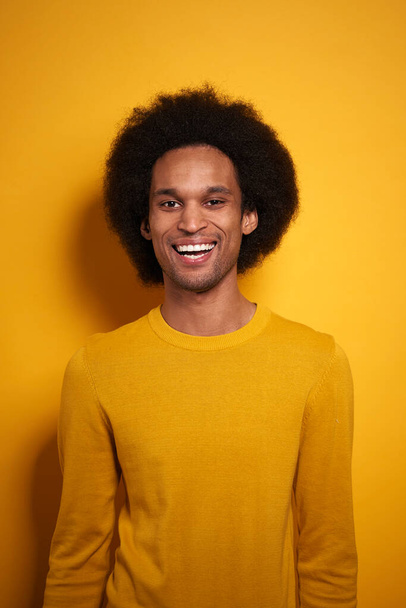 Porträt eines fröhlichen afrikanischen Mannes mit Afro-Haaren - Foto, Bild