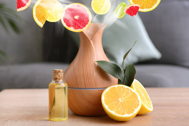 Citrusový olej difuzor na stole v pokoji - Fotografie, Obrázek