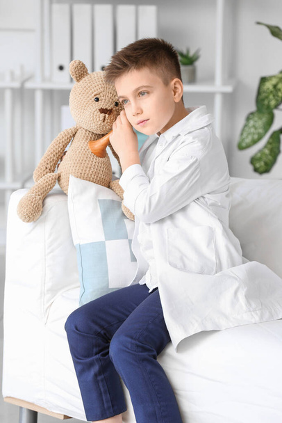 Süße kleine Ärztin spielt mit Teddybär in Klinik - Foto, Bild