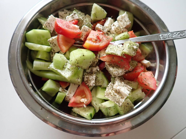 tuore ja terveellinen kasvisbalkanilainen salaatti kulhossa
     - Valokuva, kuva