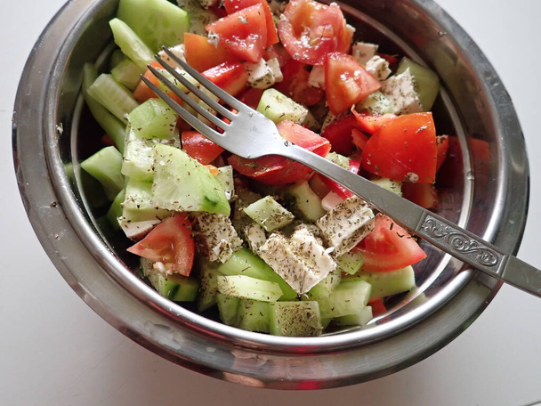 φρέσκια και υγιεινή σαλάτα λαχανικών σε ένα μπολ     - Φωτογραφία, εικόνα