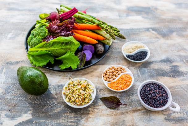 Surowe warzywa i składniki do sałatki wegetariańskiej. Zdrowa i zrównoważona żywność. - Zdjęcie, obraz