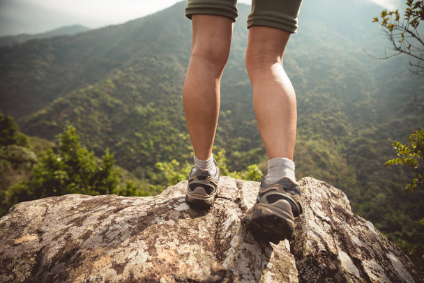 Successful hiker enjoy the view on mountain top cliff edge - Фото, зображення