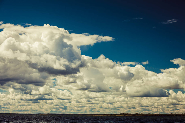 Kaunis merimaisema sininen meri horisontti ja taivas. Rauhallinen kohtaus. Luonnon luonnollinen koostumus. Maisema. - Valokuva, kuva