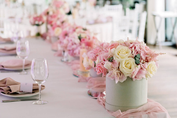 Table decor with flowers for a wedding party. Horizontal - Fotoğraf, Görsel