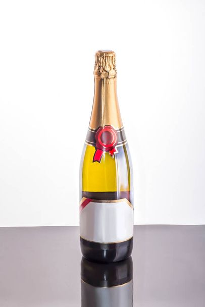 botella de champán colorido con etiquetas vacías, con reflejo
. - Foto, Imagen