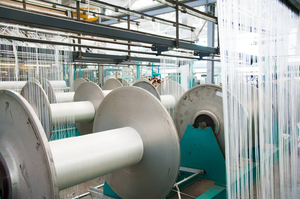 textilní průmysl - příze zařadí na spinning stroj v továrně na textil - Fotografie, Obrázek