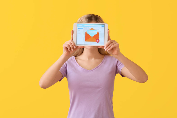 Giovane donna con tablet computer controllando la sua e-mail su sfondo di colore
 - Foto, immagini