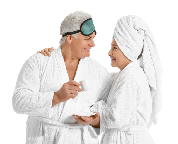 Couple mature en peignoirs sur fond blanc
 - Photo, image