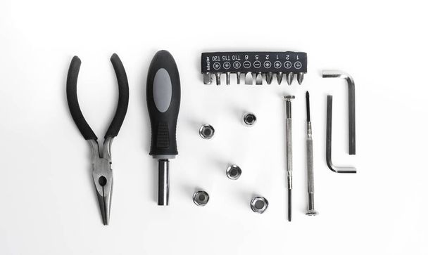 Černá kolekce nástrojů umístěná na bílém pozadí - Fotografie, Obrázek