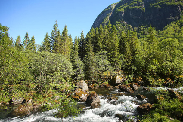 Rosendal yakınlarındaki Myrdalsvatnet & Bondhus Gölü 'ne uzanan dağ yürüyüşü boyunca güzel bir manzara, Folgefonna Ulusal Parkı, Norveç. - Fotoğraf, Görsel