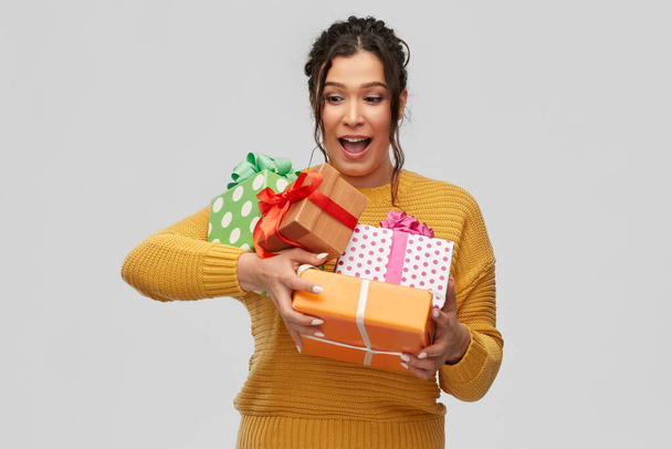 souriant jeune femme tenant des boîtes-cadeaux
 - Photo, image