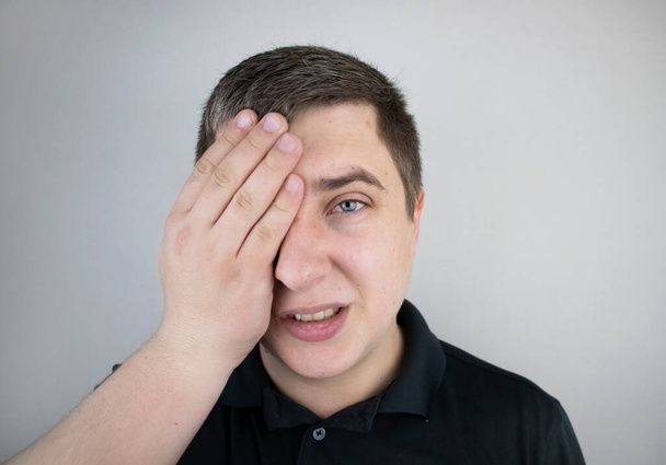 Un homme souffre de douleurs oculaires. Patient présentant une maladie ophtalmique, une uvéite, une névrite optique, une conjonctivite ou une lésion oculaire
 - Photo, image