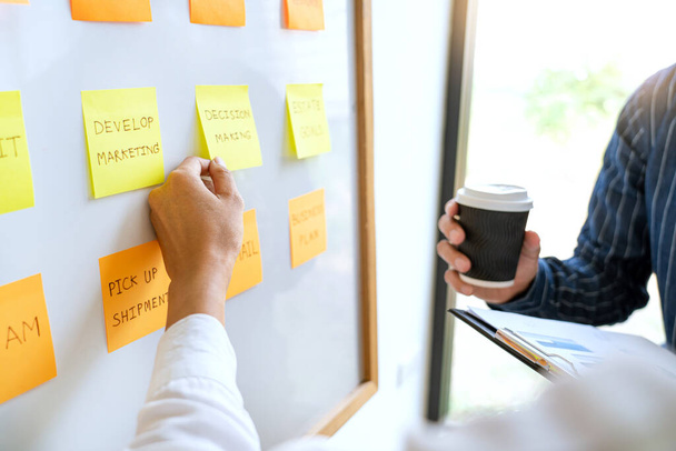 trabalhadores de empresas jovens postando com notas adesivas adesivos lembra brainstorming criativo a bordo do colega em um espaço de co-trabalho moderno
 - Foto, Imagem