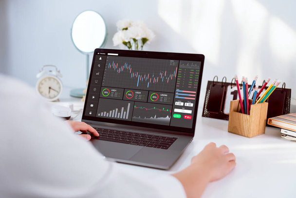 株式市場の概念,オフィスのテーブルの上にグラフ分析キャンドルラインを持つコンピュータを探しているビジネス女性トレーダー,画面上の図. - 写真・画像