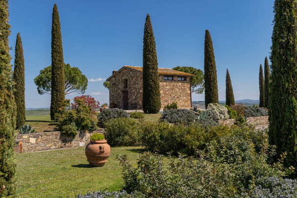 A farmhouse with vineyard in the Chianti region of Tuscany, Italy. - Fotoğraf, Görsel