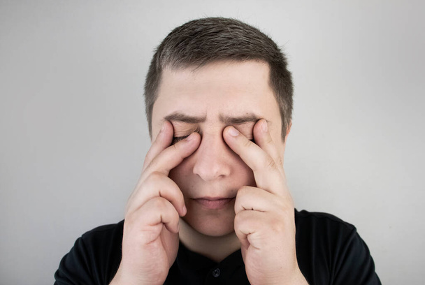 Un homme souffre de douleurs oculaires. Patient présentant une maladie ophtalmique, une uvéite, une névrite optique, une conjonctivite ou une lésion oculaire
 - Photo, image